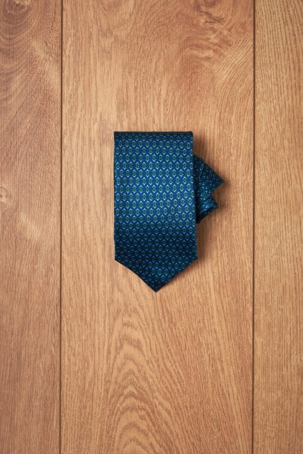 Corbata azul oscuro diseño geometrico verde